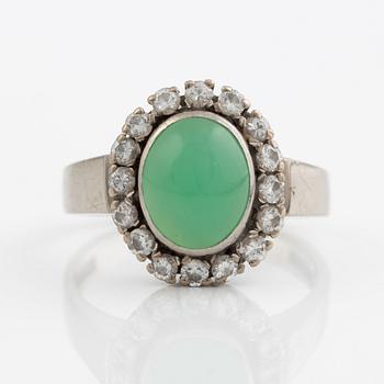 Ring in 18K white gold set with round brilliant-cut diamonds and chrysoprase.