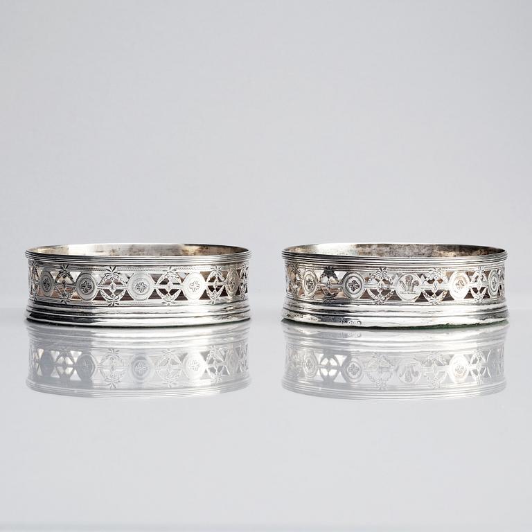 John Robertson & David Darling, coasters, ett par, silver, Newcastle 1795.