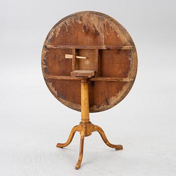 A drop leaf table, Mälardalen, first half of the 19th century.