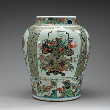 A large famille verte jar, Qing dynasty, Kangxi (1662-1722).