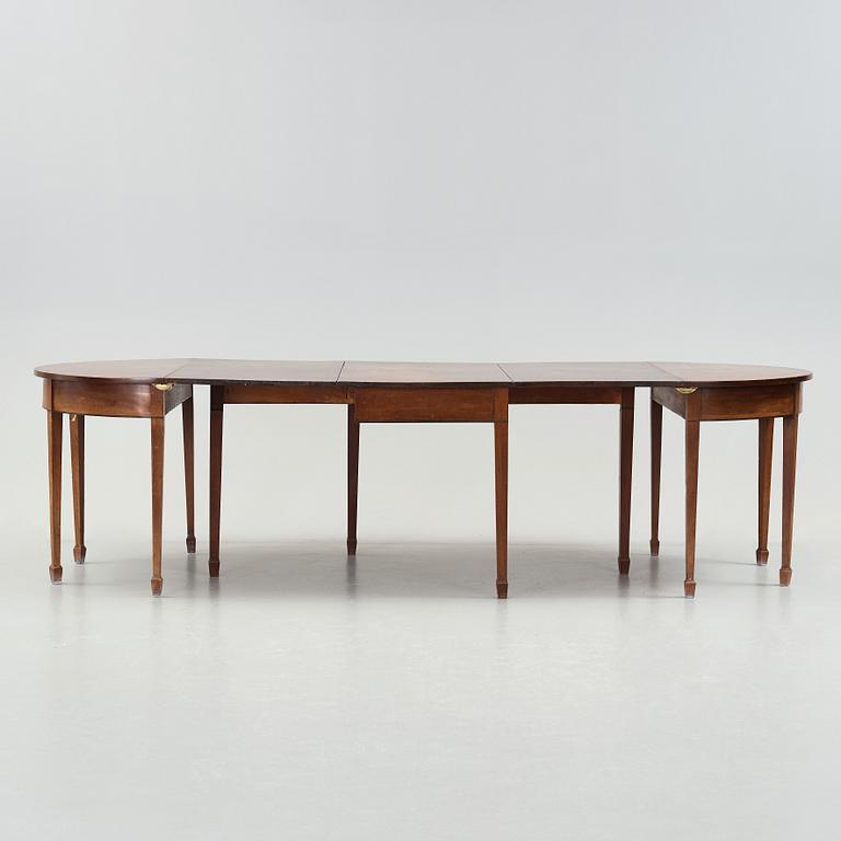 An English 19th century dinner table.