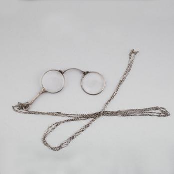 LORGNETTE MED KEDJA, silver, omkring år 1900.