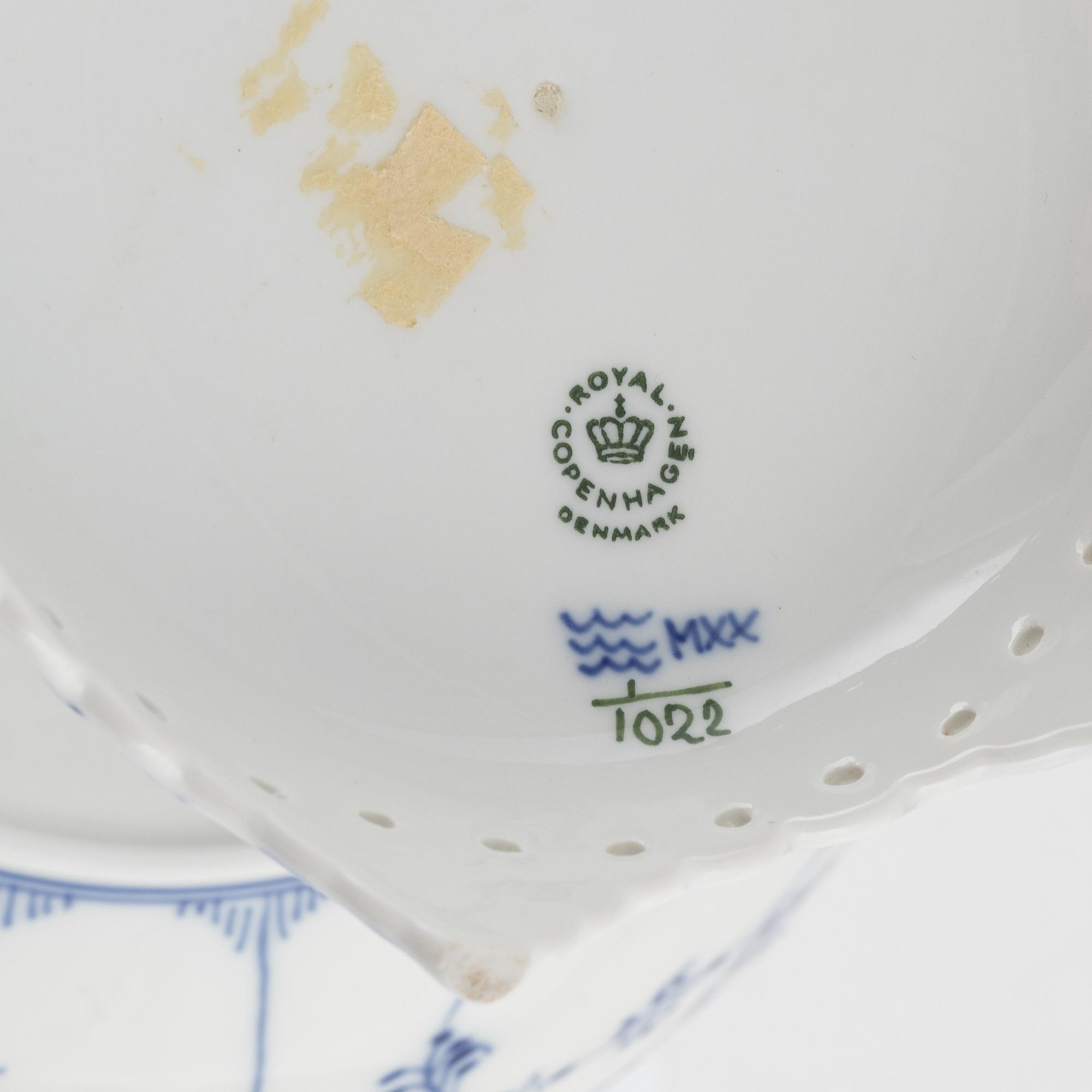 Uppsatsskål, porslin, "Musselmalet", helblonde, Royal Copenhagen, Danmark, 1975-1979.