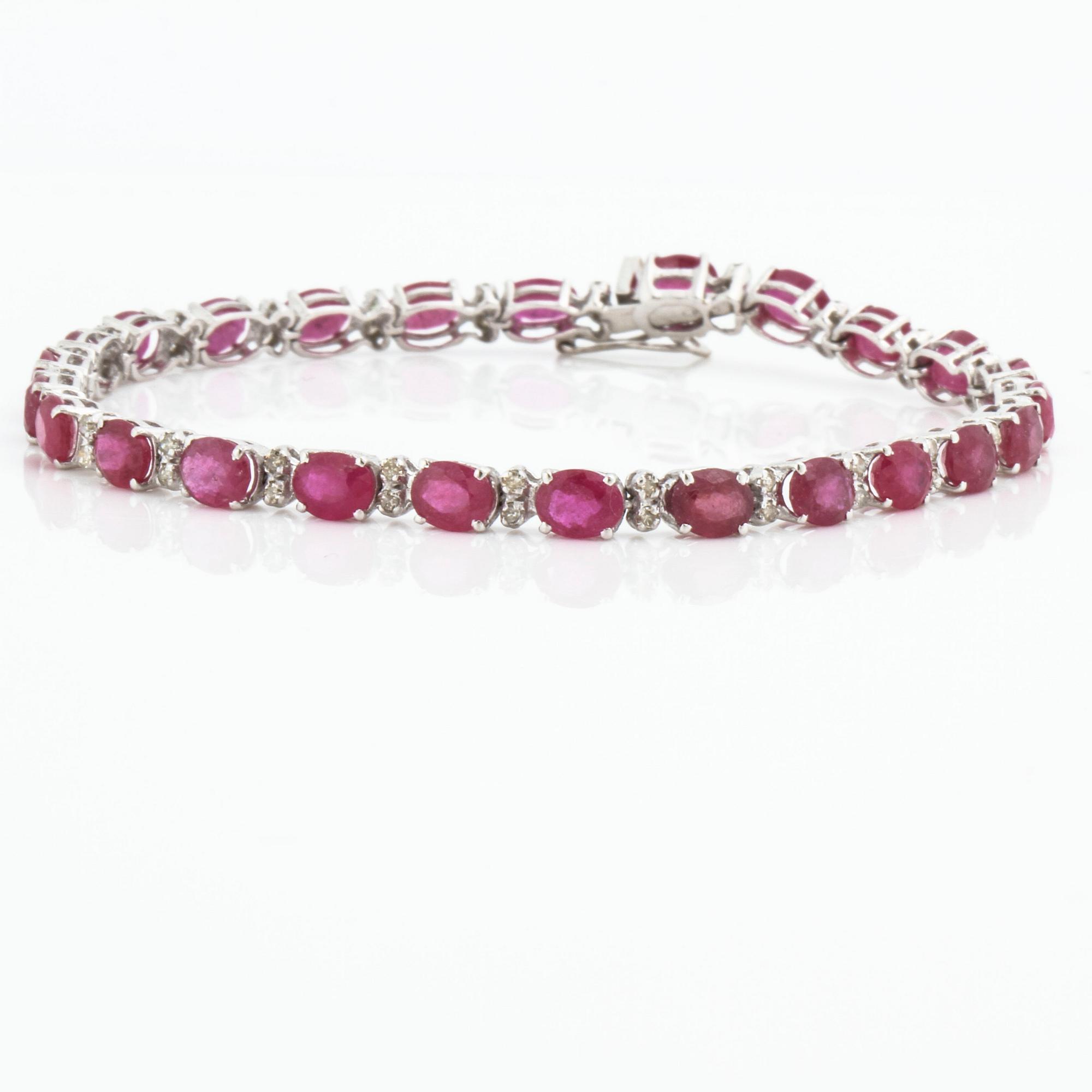 ARMBAND, med rubiner ca 11.90 ct och briljantslipade diamanter ca 0.55 ct.