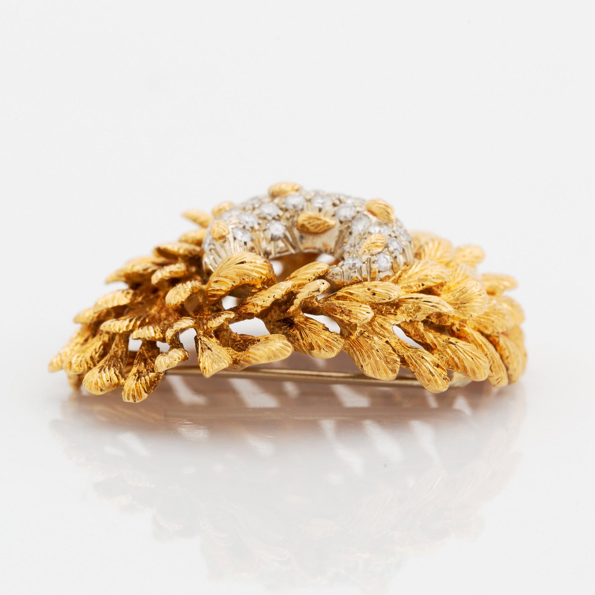 En brosch och ett par örhängen 18K guld med runda briljantslipade diamanter.