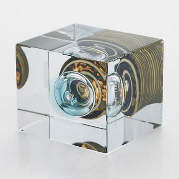 Oiva Toikka, An annual glass cube, signed Oiva Toikka Nuutajärvi 1982 and numbered 455/2000.