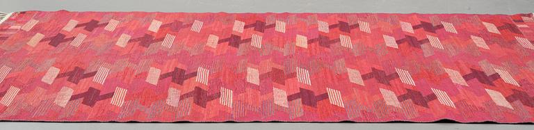 Barbro Nilsson, Matto, "Rödarp", flat weave, ca 298-299 x 185-188 cm, signed AB MMF BN.