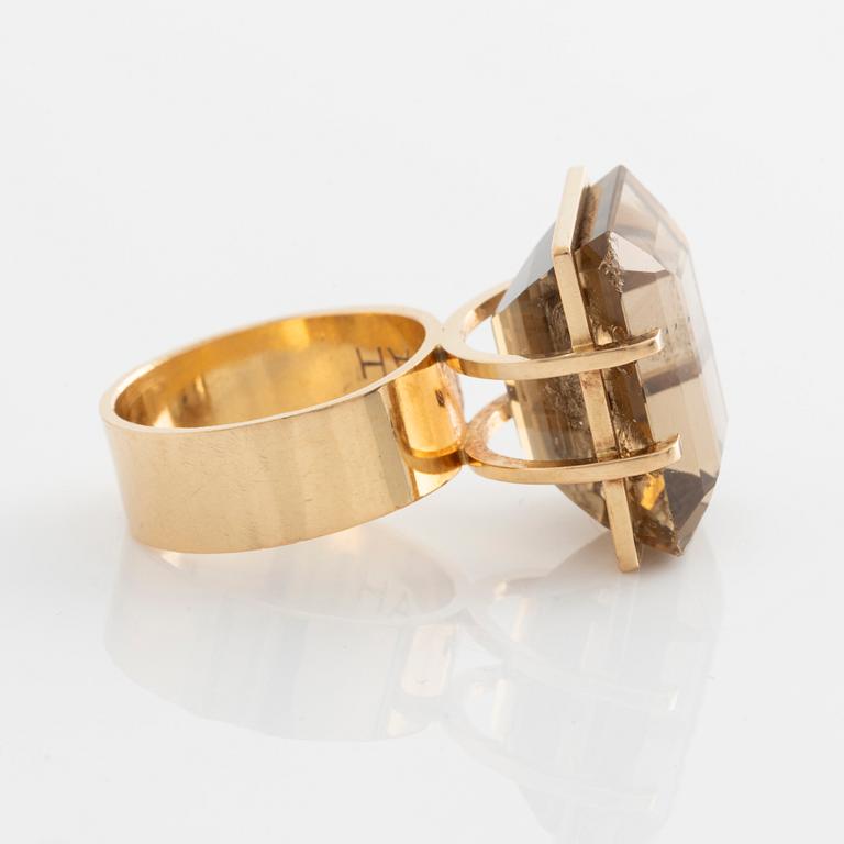 Anders Högberg a ring in 18K gold with faceted quartz.