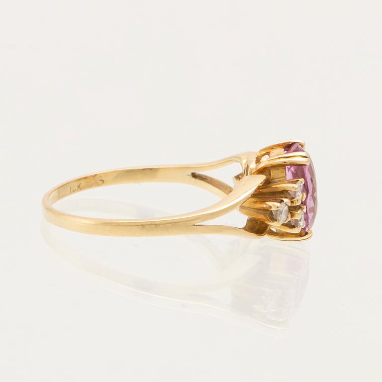 Ring 18K guld med oval fasetterad rosa ädelsten samt runda briljantslipade diamanter.