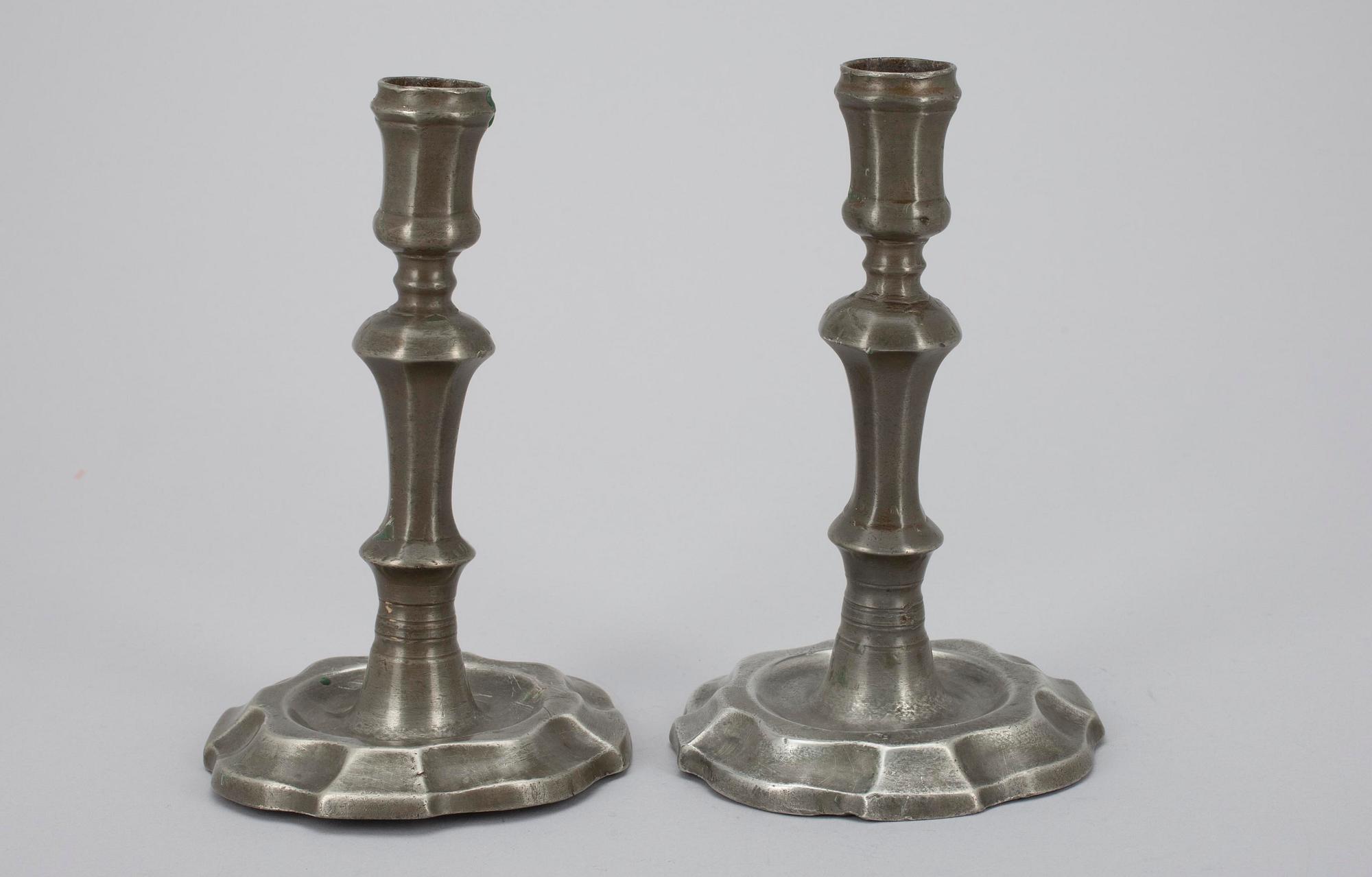 LJUSSTAKAR, ett par, tenn, Mellaneuropa 1700-tal.