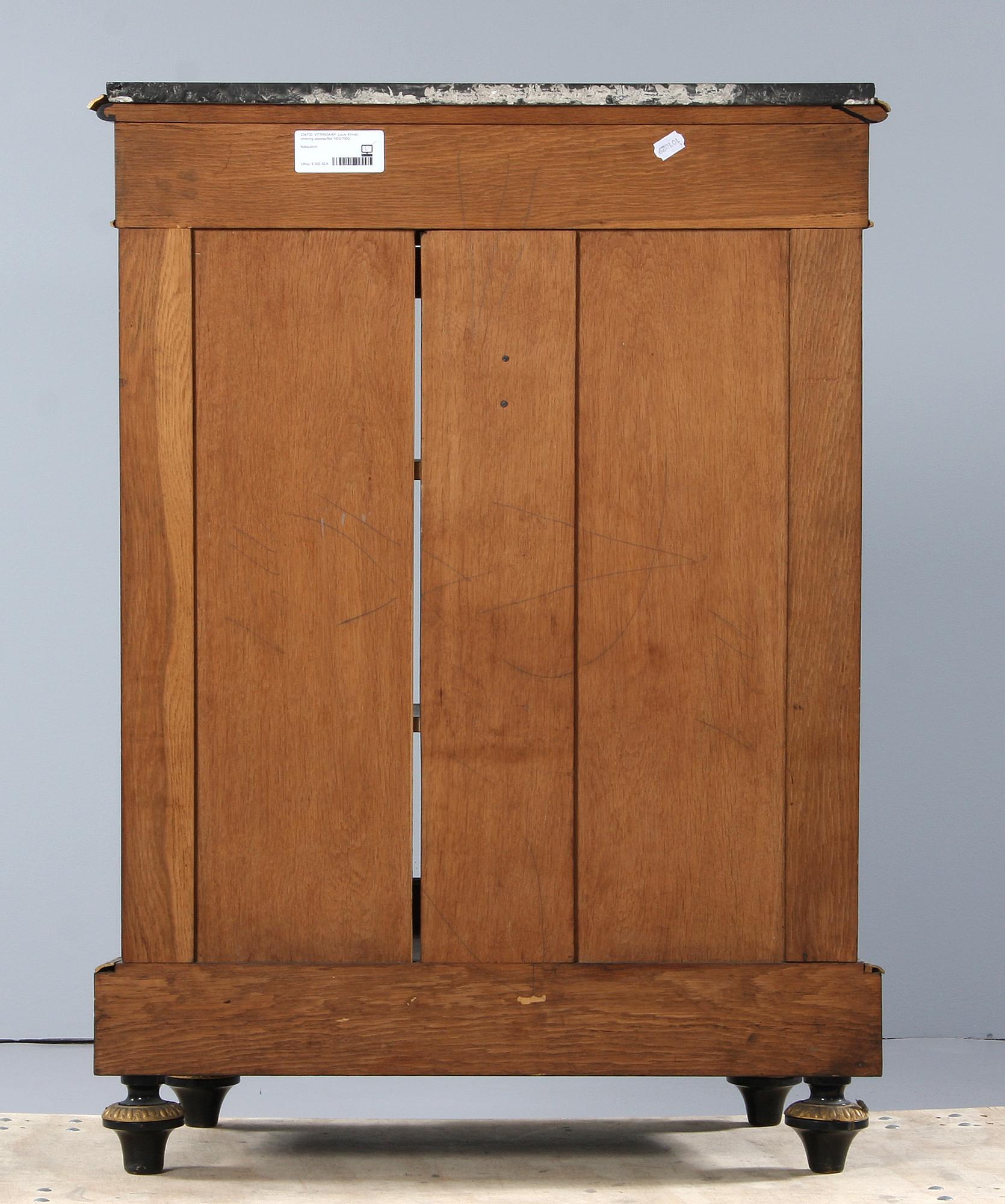 VITRINSKÅP, Louis XVI-stil, omkring sekelskiftet 1800/1900.