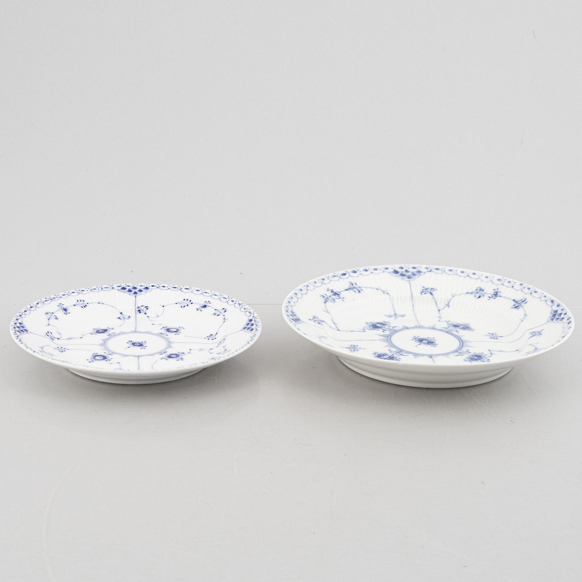 Royal Copenhagen, teservisdelar, porslin, 20 delar, "Musselmalet", halvblonde, Danmark, varierandeåldrar från 1900-talet.