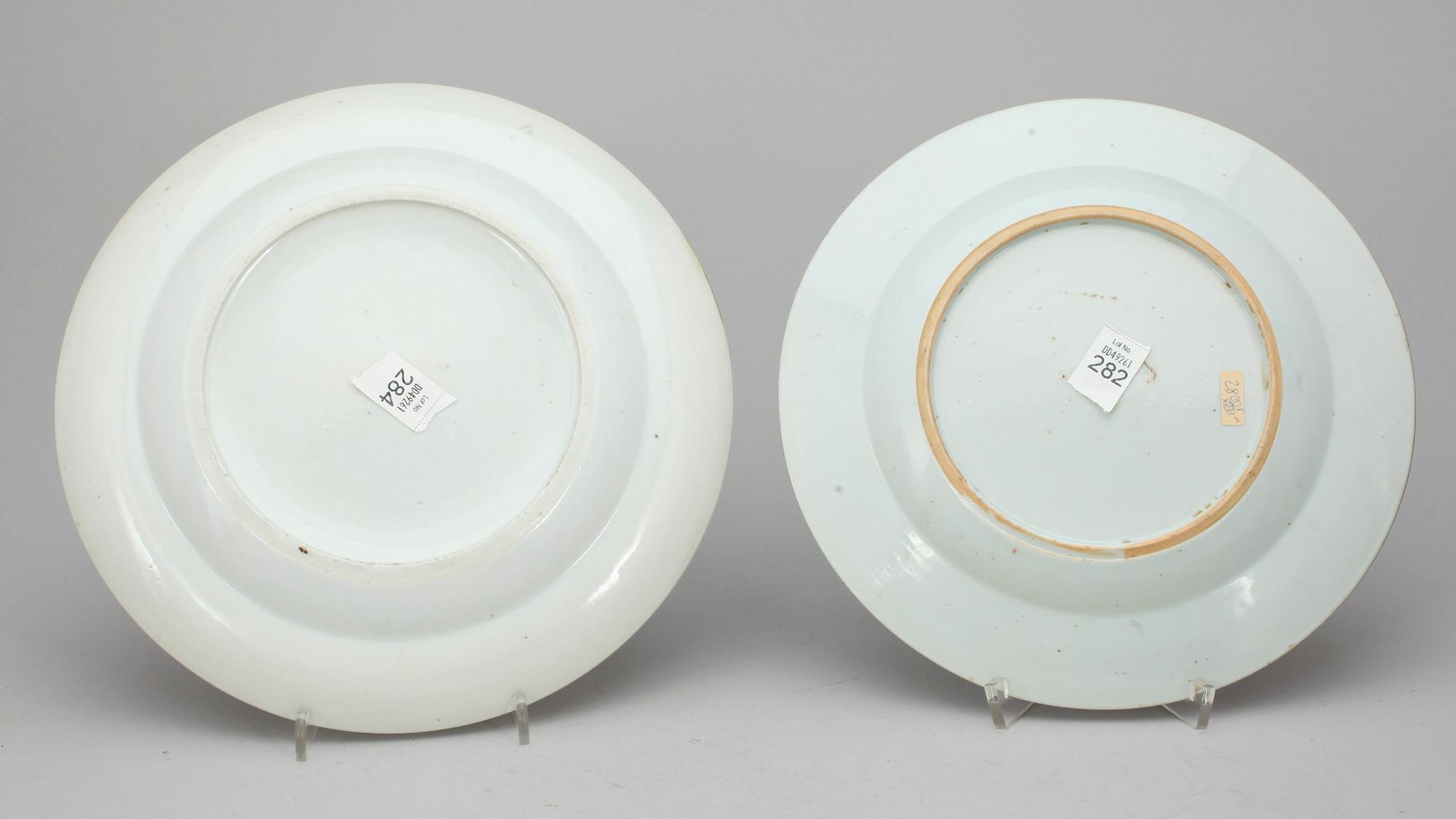 TALLRIKAR, två stycken, kompaniporslin. Qing dynastin, 1700-tal respektive tidigit 1800-tal.