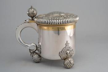 TUOPPI, hopeaa. C.G. Hallberg Tukholma 1893. Korkeus 20 cm, paino 1100 g.
