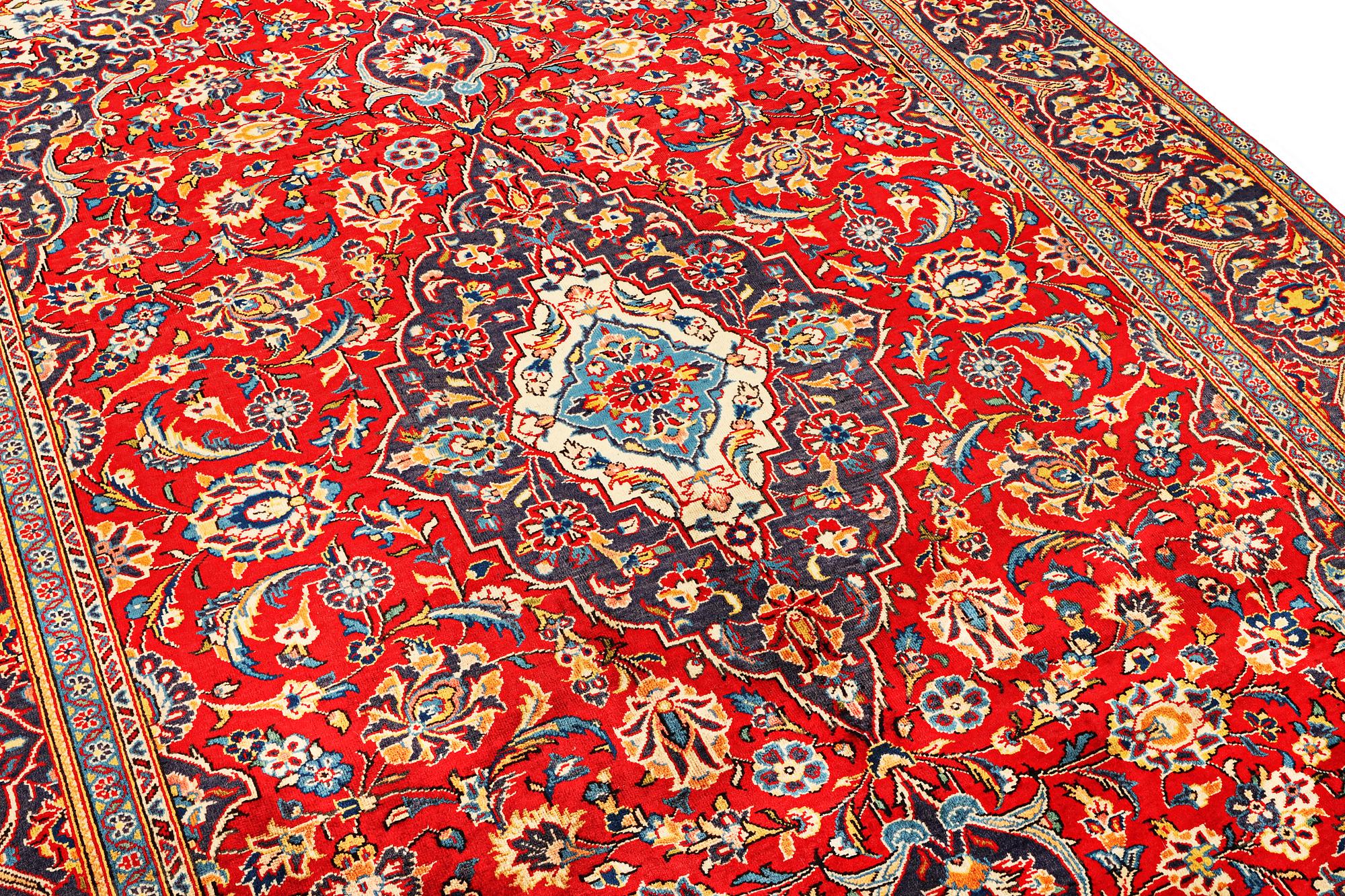 A Kashan carpet, c. 300 x 195 cm.
