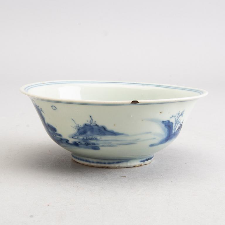 A set of two bowls and one dish 19th/20th century porcelain.