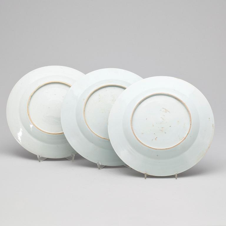 TALLRIKAR, 3 st, porslin, Kina, Qing dynastin, Qianlong (1735-96).