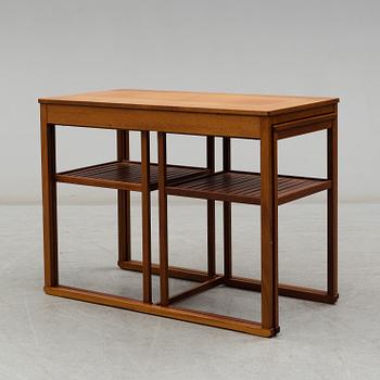 CARL MALMSTEN, a nest of three mahogany 'Släden' tables. Late 20th century.