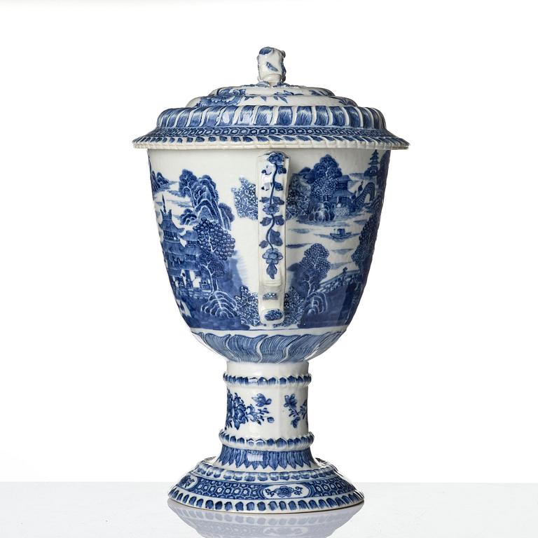 Pokal med lock, porslin. Qingdynastin, Qianlong (1736-95).