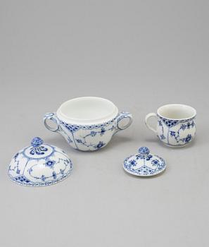 SERVIS, 44 delar, porslin, "Musselmalet", Royal Copenhagen, Danmark.