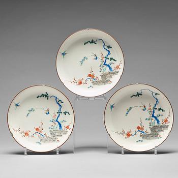 753. Three Japanese 'Kakiemon' dishes, Edo period (1603-1868).