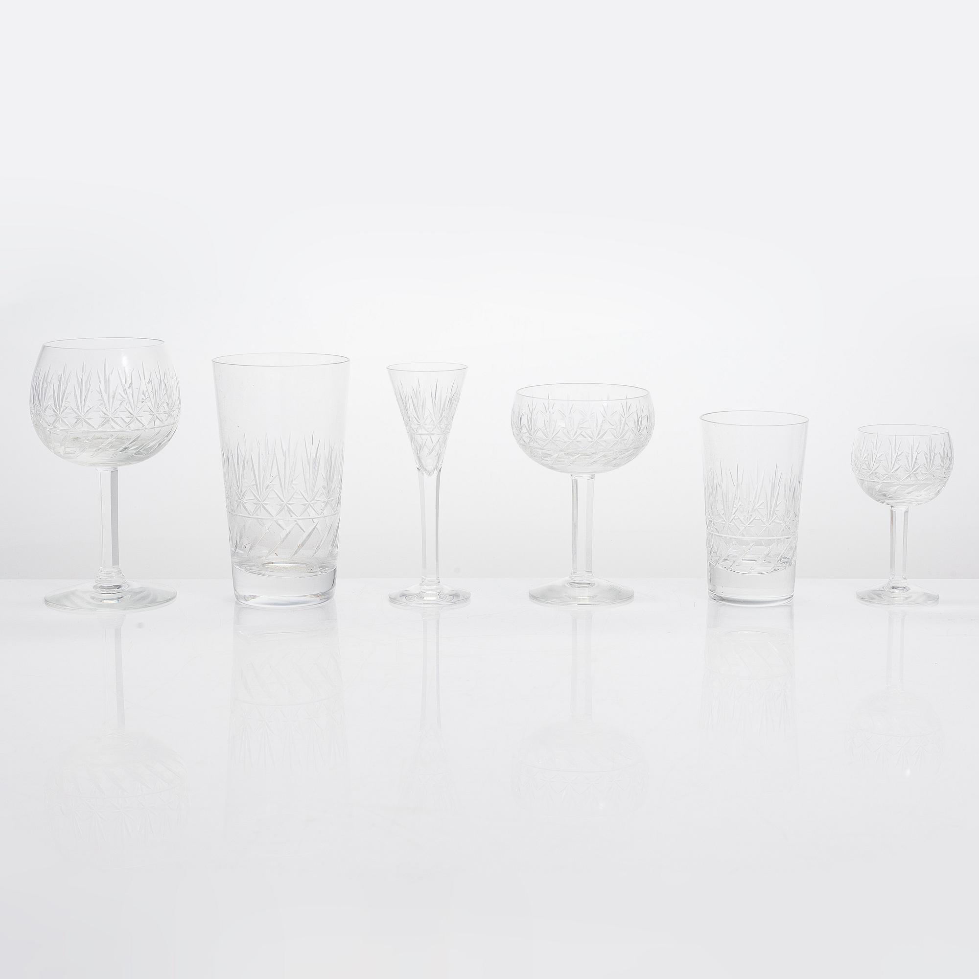 A 35-piece set of 'Leo' glassware from Riihimäen Lasi, Finland.