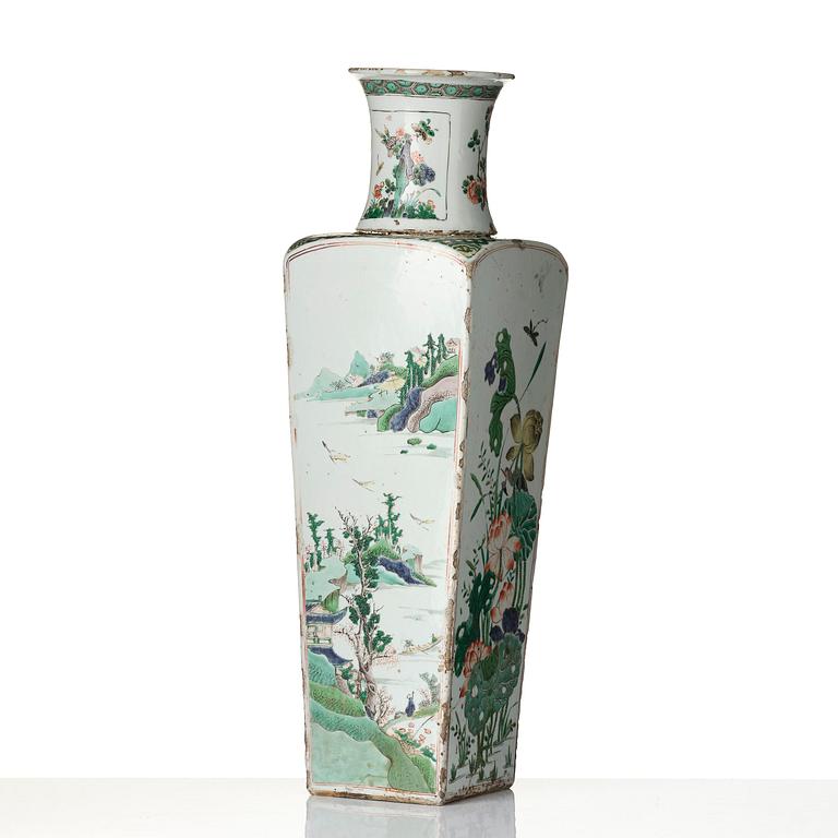 Vas, porslin. Qingdynastin, Kangxi (1662-1722).