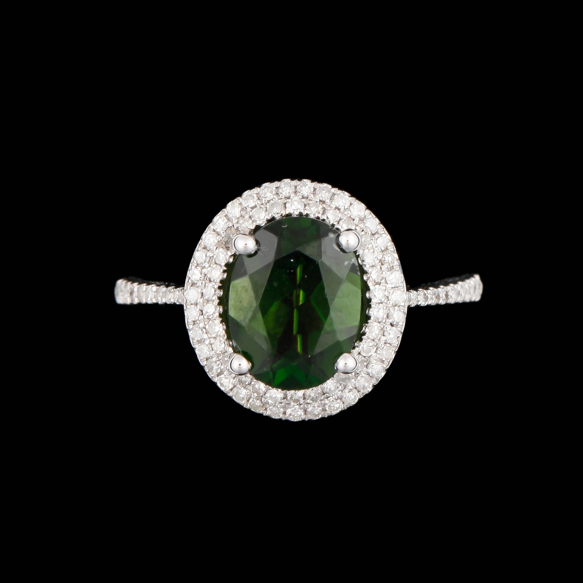 RING, 14k vitguld med kromdiopsid ca9,2x7mm och diamanter. 2000-tal. Vikt 3,1g.