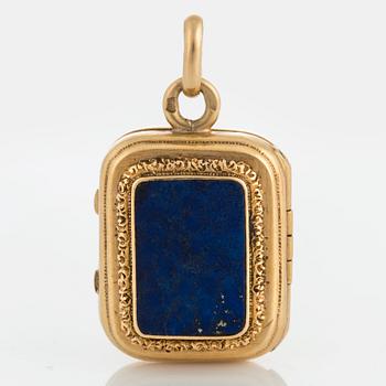 An 18K gold locket set with lapis lazuli.