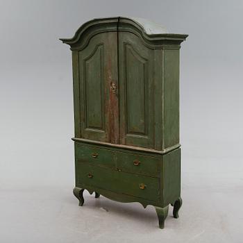 SKÅP, delvis rokoko, 1700-tal.