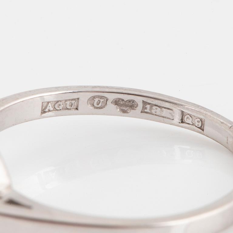 Ring 18K vitguld med en rund briljantslipad diamant vikt 2.07 ct enligt gravyr kvalitet ca G/H vs.