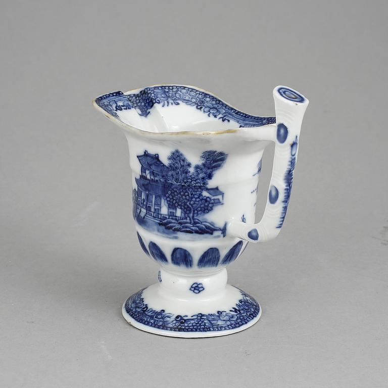 GRÄDDKANNA, porslin, Qingdynastin, Jiaqing (1796-1820).