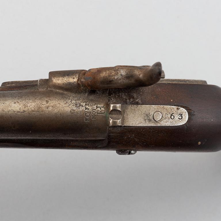 Slaglåspistol, svensk, m/1852 för postiljon, samt en dubbelpipig slaglåspistol.
