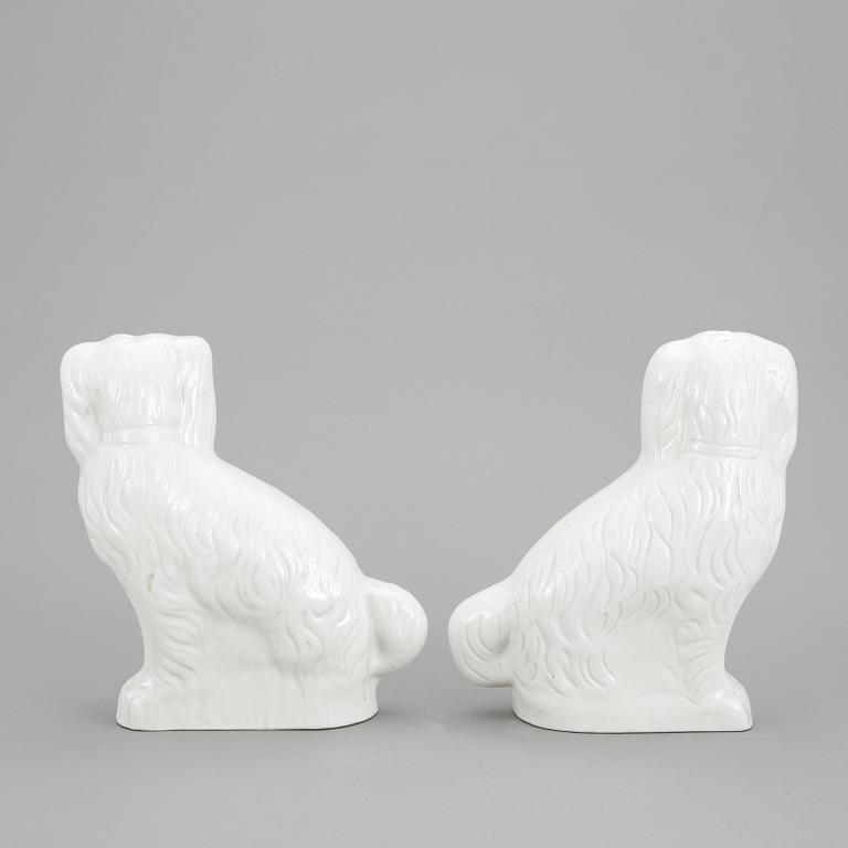 FIGURINER ett par, flintgods, Staffordshire, England, 1900-talets första hälft.,