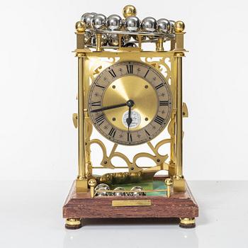 Bordsur, "Spherical weight clock", Dove Baxeley Cheltenham, England, 1900-talets slut.