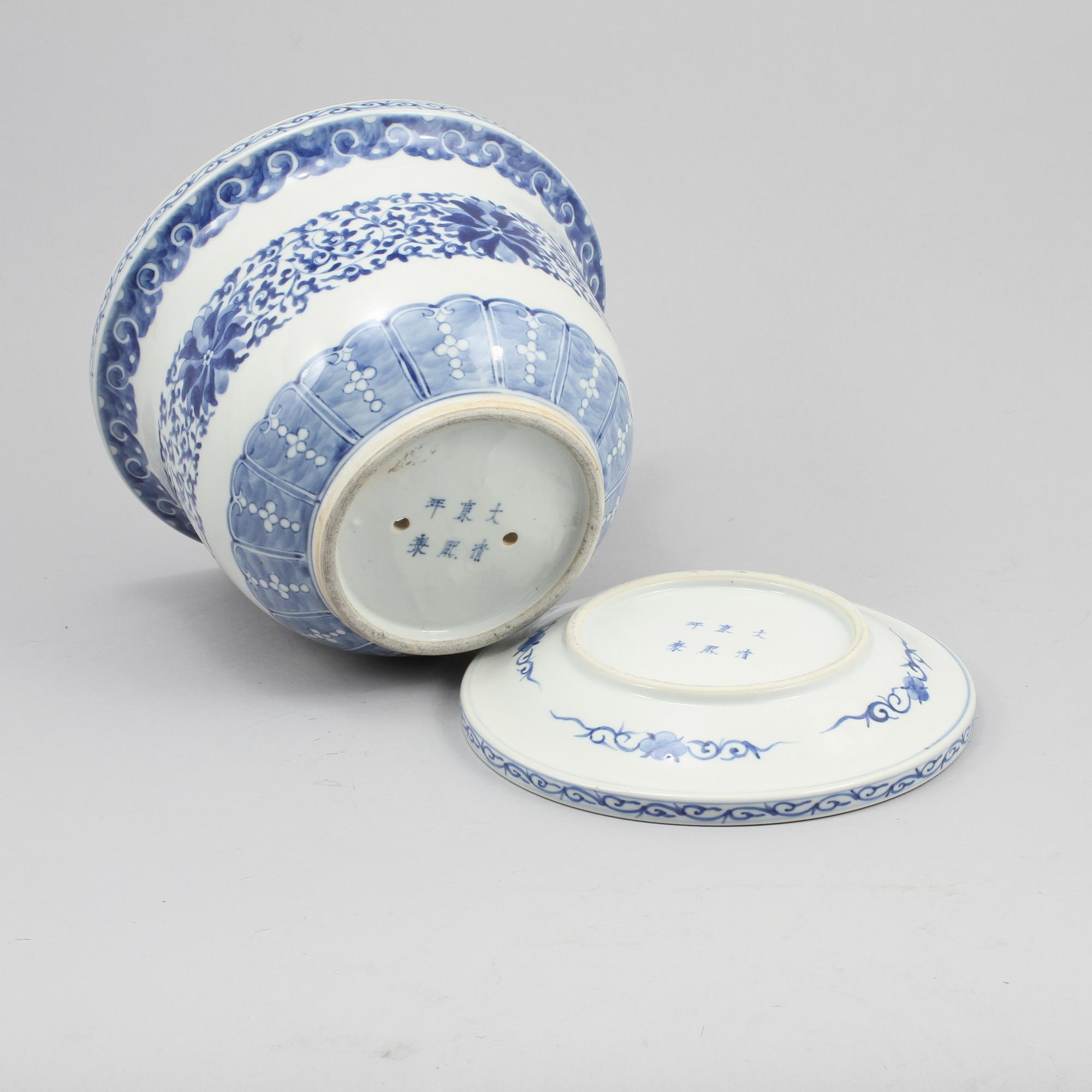 YTTERFODER med UNDERFAT, porslin, Kina, 1900-tal/modern tillverkning.