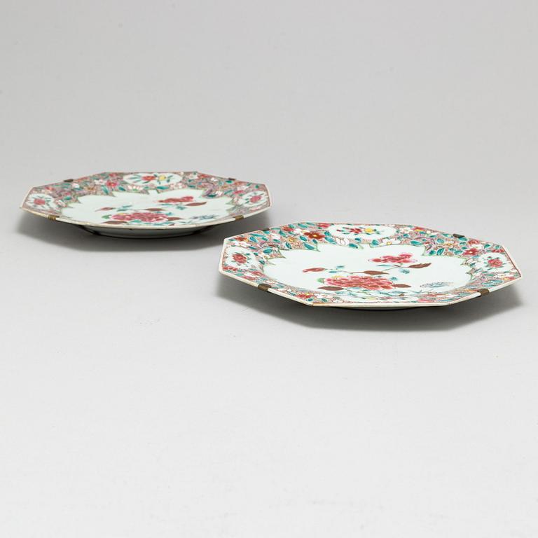 A pair of famille rose export porcelain plates, Qing dynasty, Qianlong (1736-95).