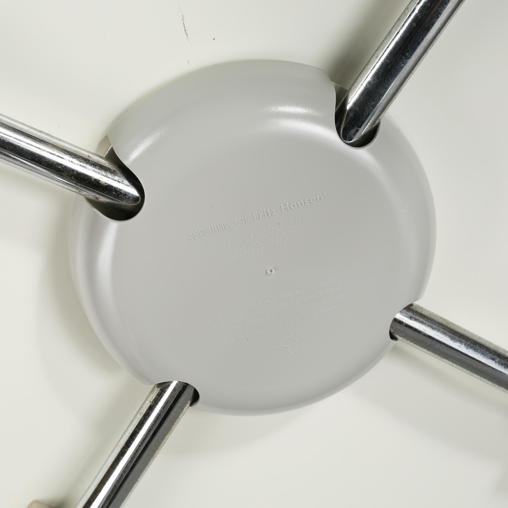 STOLAR, ett par, "Myran", Arne Jacobsen för Fritz Hansen.