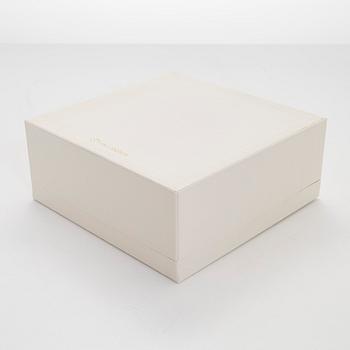 A. Tillander, malja, sterlinghopeaa ja emalia. Turku 2005.