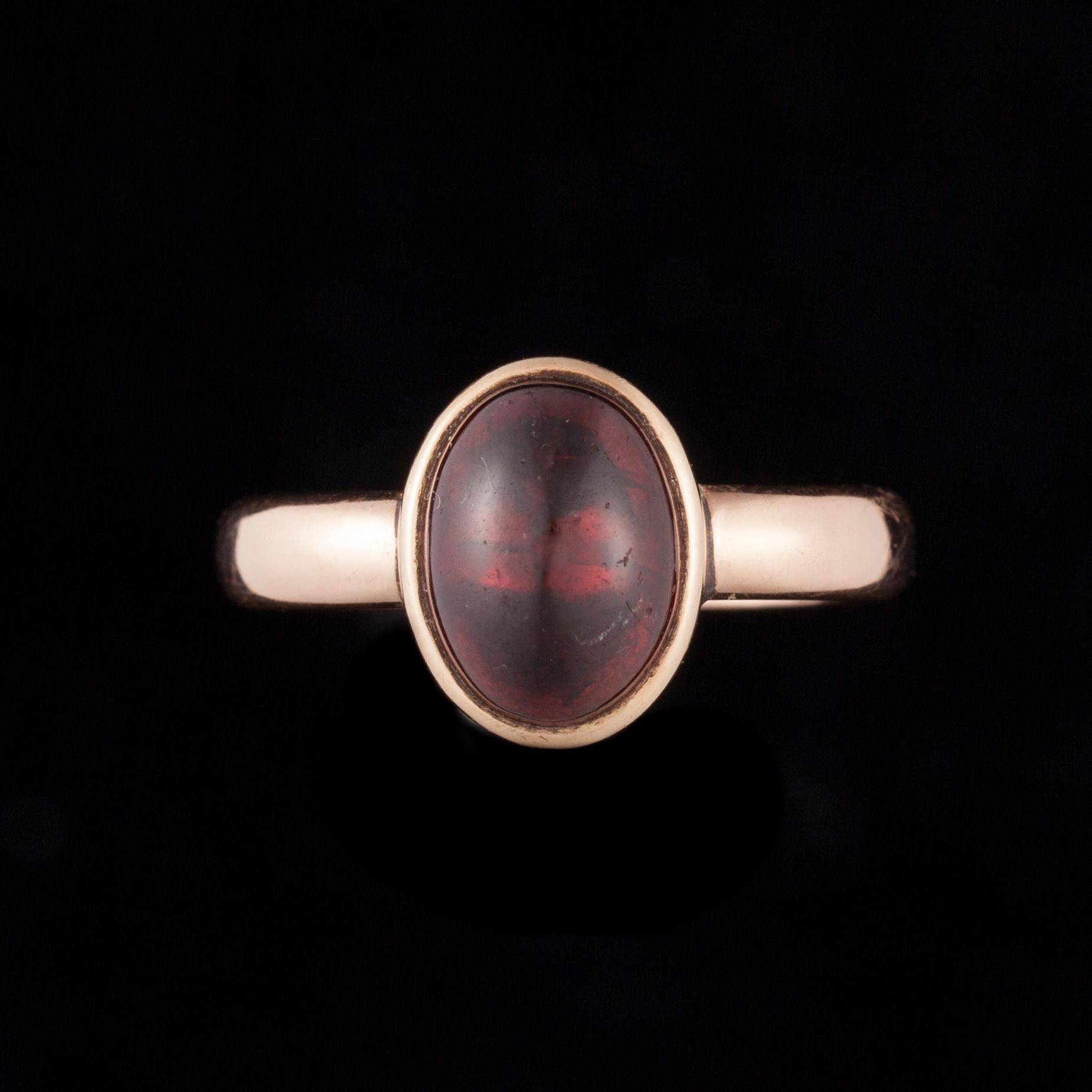 RING, 14K guld, cabochonslipad granat. Vikt ca 5,3 g.