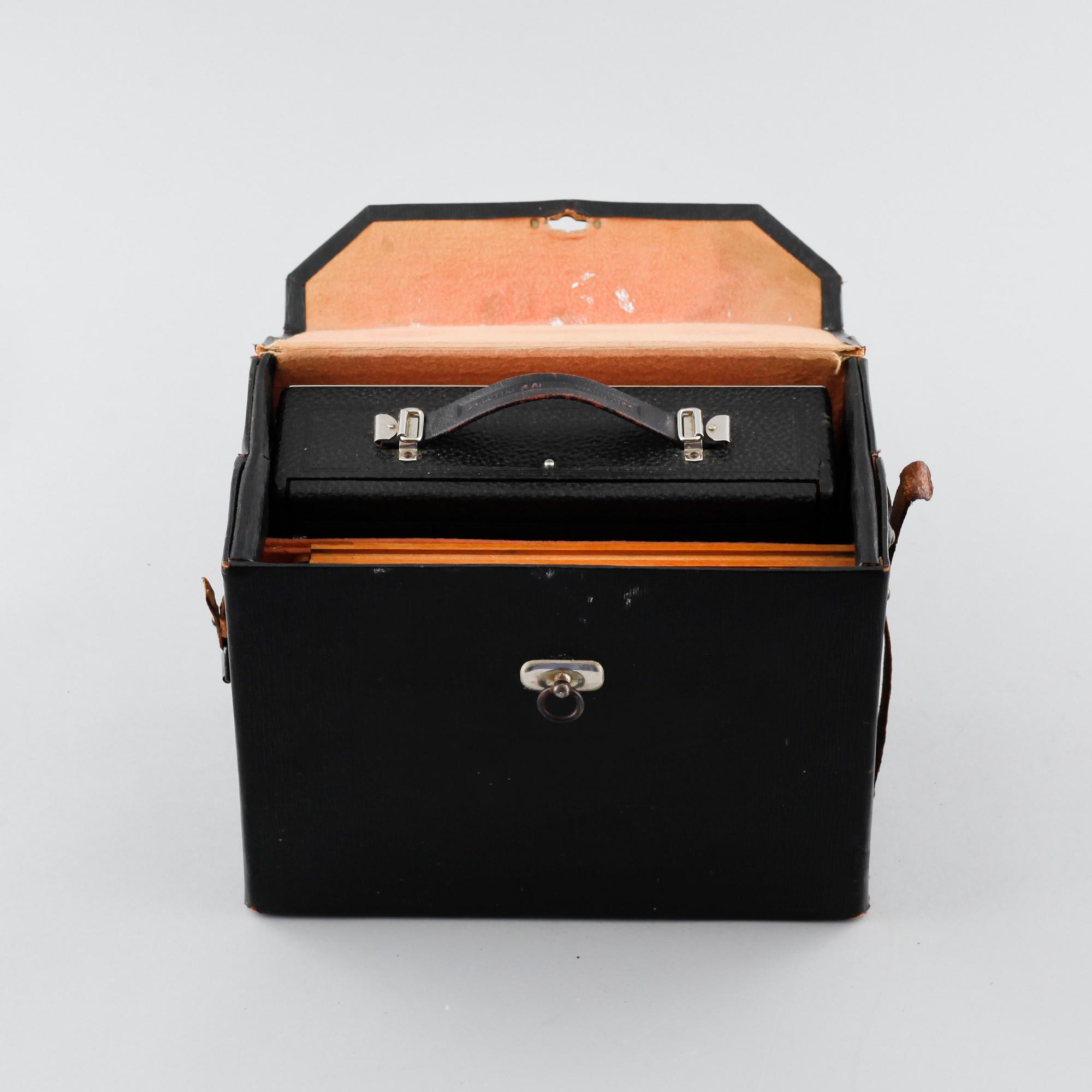 A foldable camera by Dr. Lüttke & Arndt Wandsbek, Germany, first half of the 20th century.