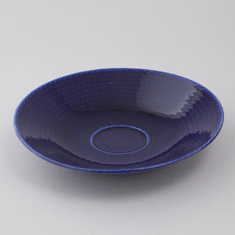 34 pieces of porcelain tableware by Hertha Bengtson for Rörstrand, model "Blå eld", second half of the 20th century.