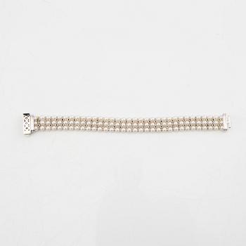 Bracelet 18K white gold with cultured pearls and round brilliant-cut diamonds.