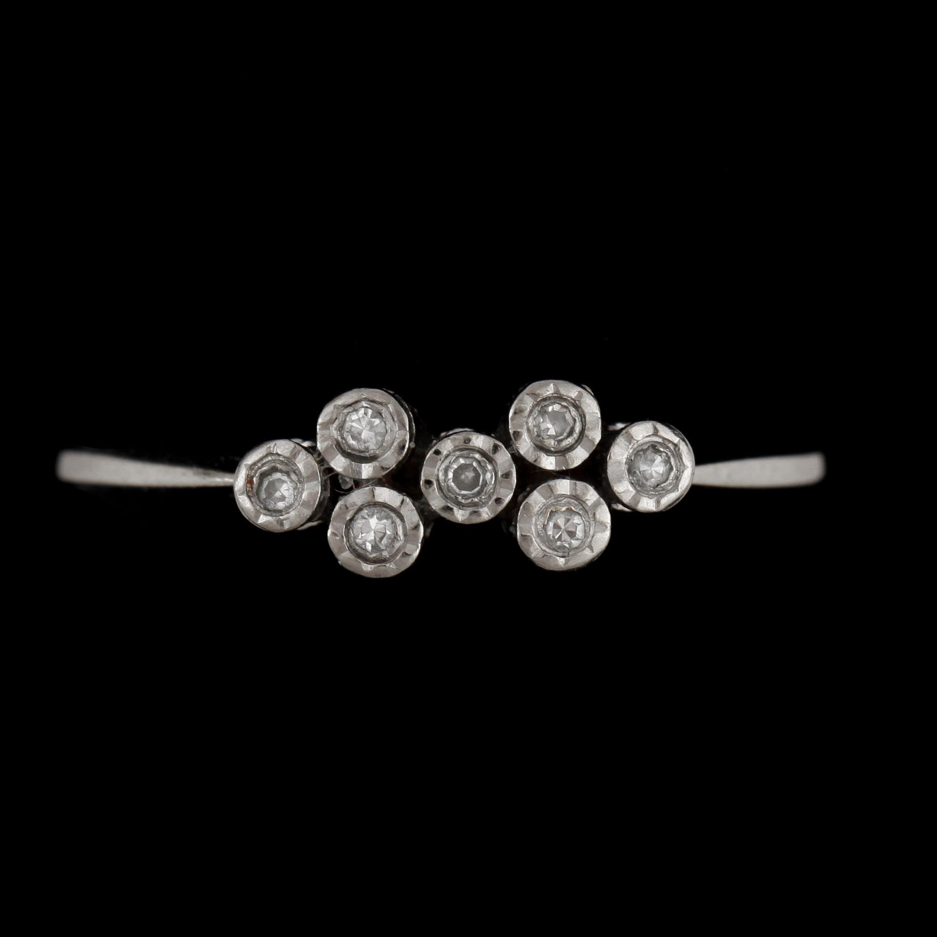 RING, 18k vitguld med små briljantslipad diamanter. Vikt ca 1,9 gram.
