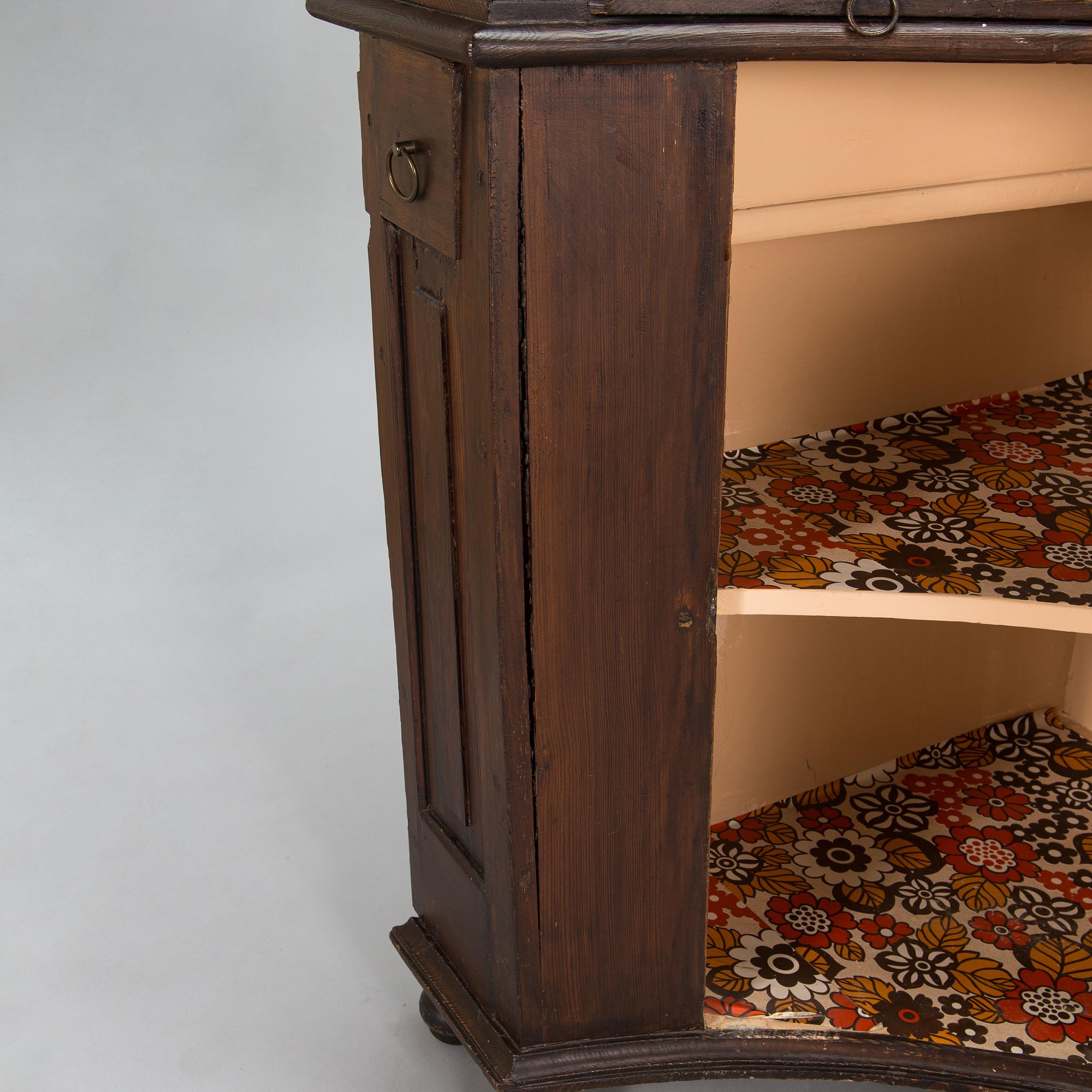 A 18th/19th century two parts corner cabinet.