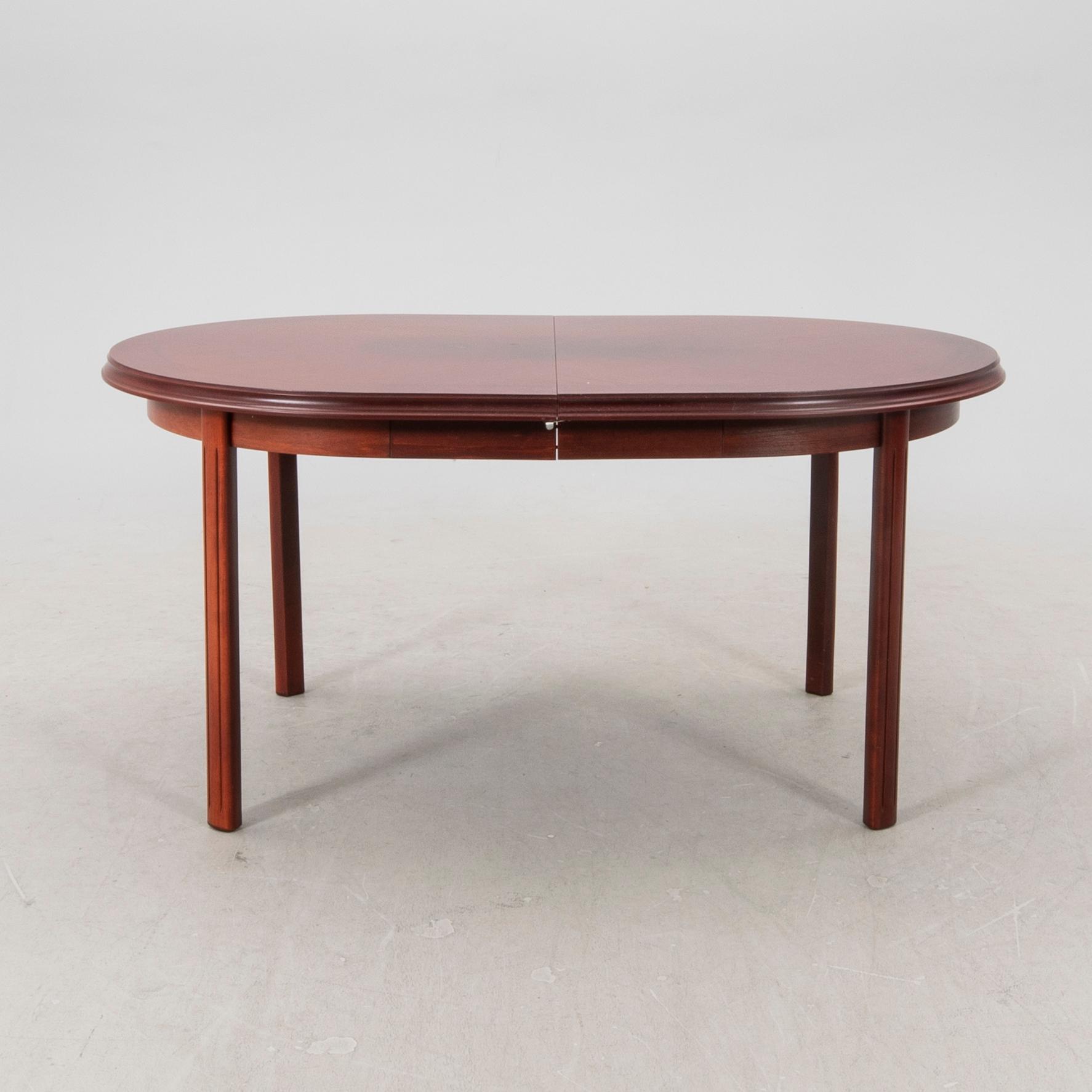 A 1970/80s mahogany dining table.