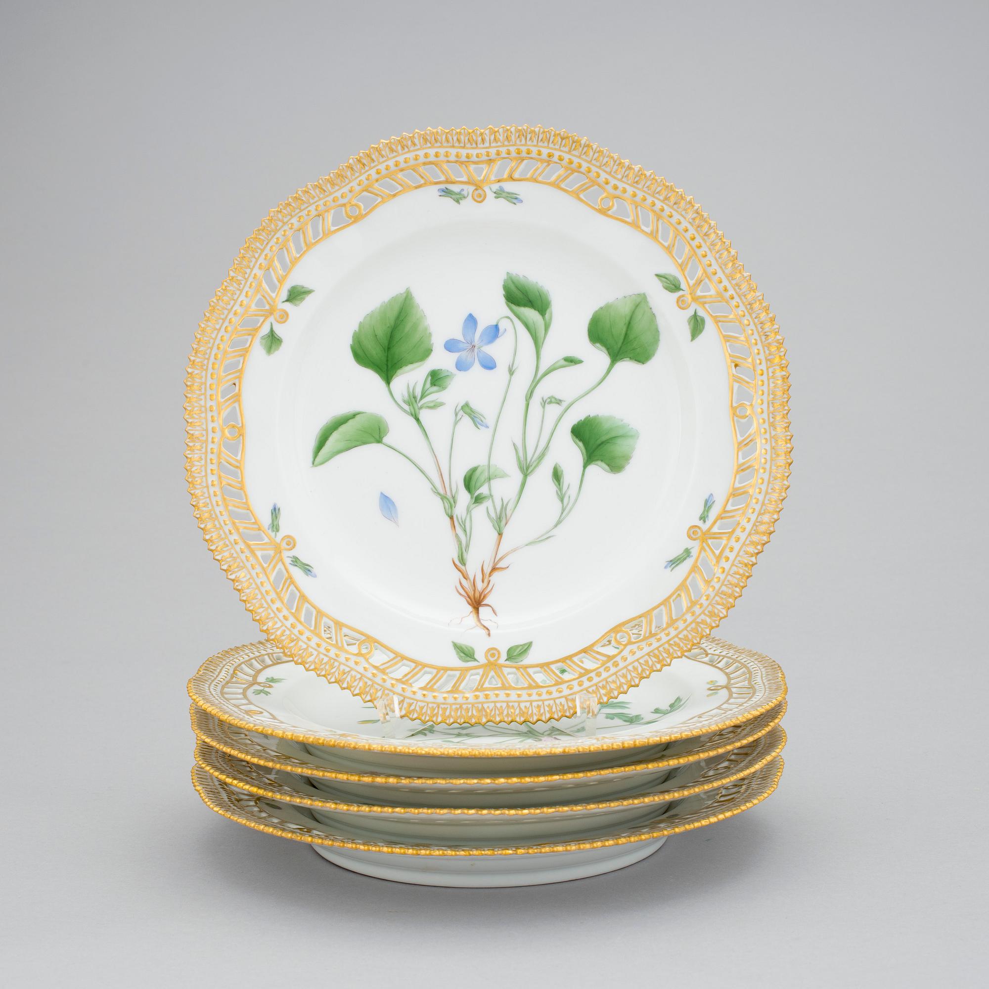 A set of 8 Royal Copenhagen 'Flora Danica' dessert dishes, Denmark, 20th Century.