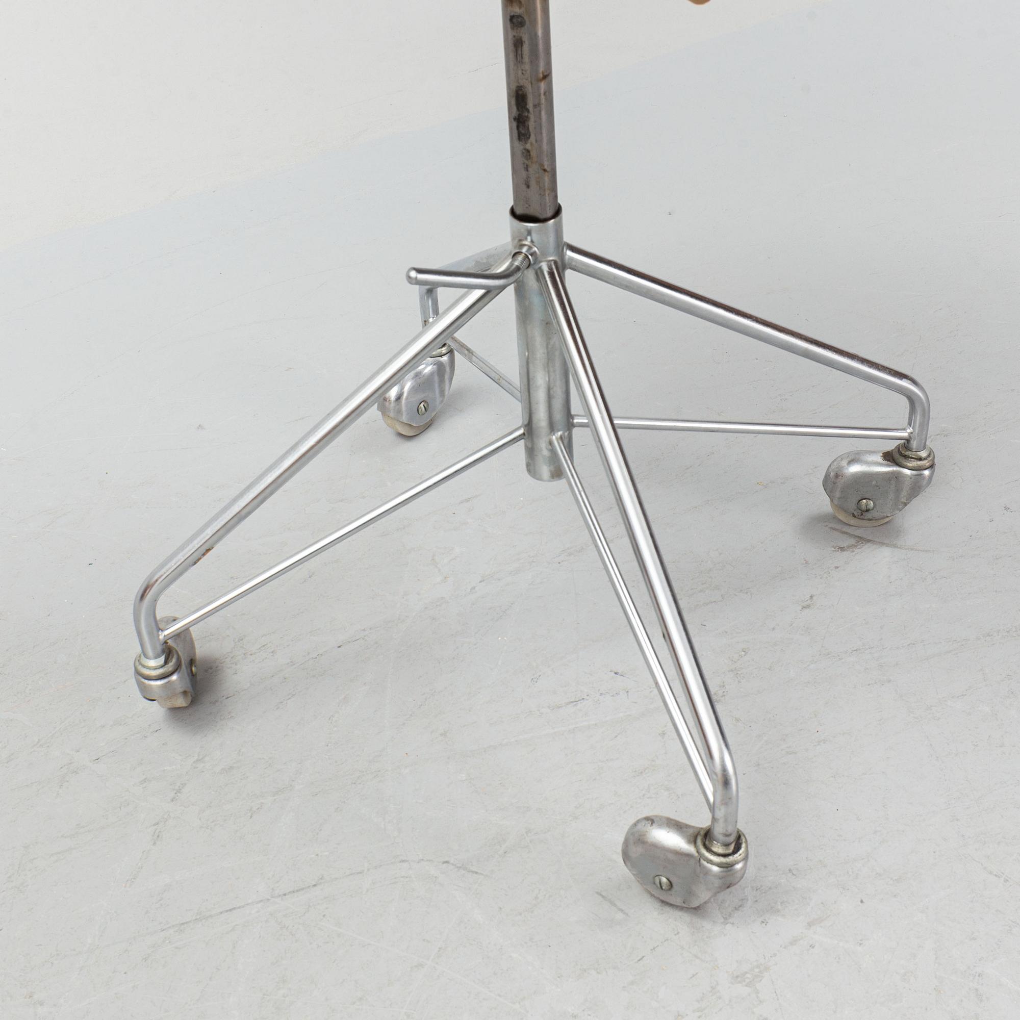 Arne Jacobsen, a 'Serie 7' desk chair, Fritz Hansen.