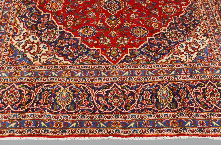 A carpet, Kashan, ca 355 x 248 cm.