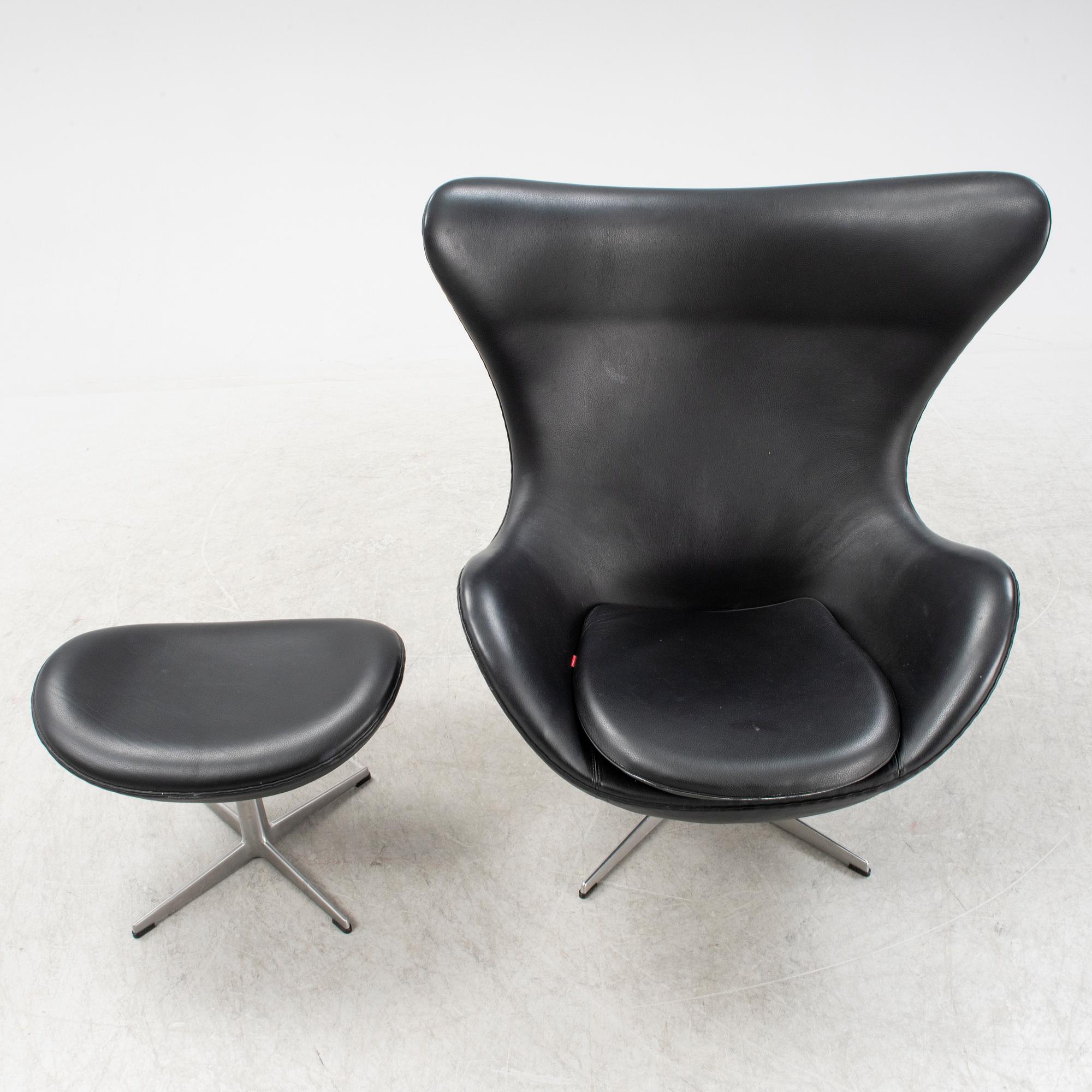 Arne Jacobsen, fåtölj med fotpall, "Ägget", Fritz Hansen, Danmark, daterade 2007.